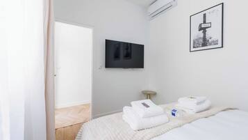 2 bedrooms, desk, iron/ironing board, travel crib