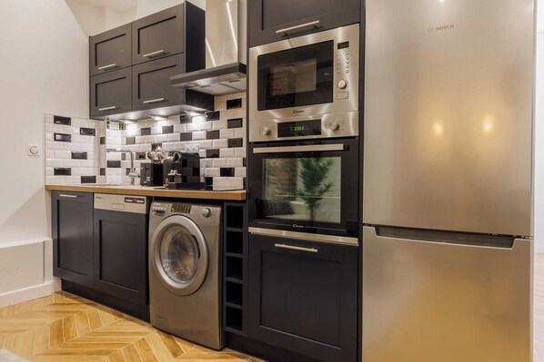Refrigerador, microondas, horno, placa de cocina