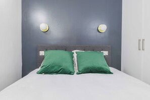 2 habitaciones, escritorio, tabla de planchar con plancha y wifi