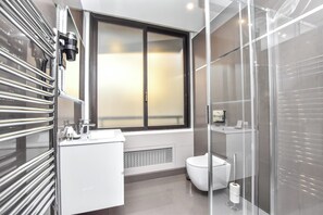 Dusche, Haartrockner, Handtücher