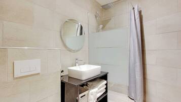 Shower, hair dryer, towels