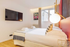 3 bedrooms, desk, iron/ironing board, free WiFi - Lovely apartment - 3BR/6P - Canal St Martin (Paris)