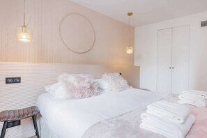 3 habitaciones, escritorio, tabla de planchar con plancha y wifi gratis 