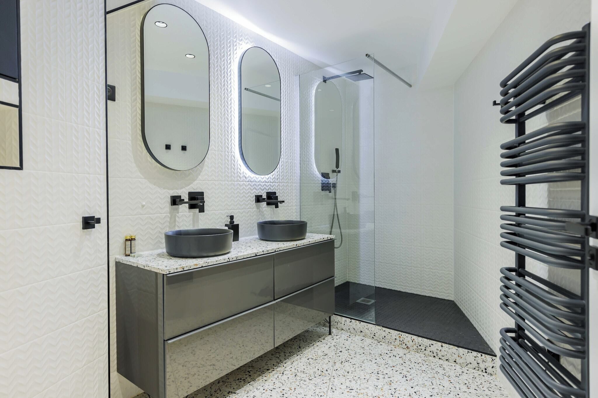 Een douche, een haardroger, handdoeken