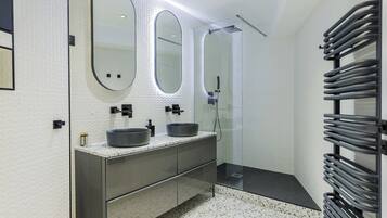 Een douche, een haardroger, handdoeken