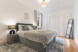 2 habitaciones, tabla de planchar con plancha y cuna de viaje 