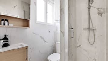 Suihku, hiustenkuivaaja, pyyhkeet