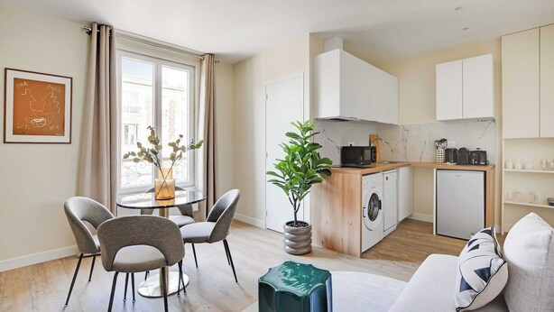 A compact living space with a dining area, kitchenette, and a sofa. - Cosy apartment - 1BDR-4P - Ivry-sur-Seine (Ivry-sur-Seine)