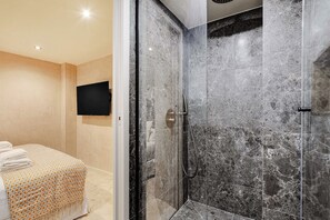 Dusche, Haartrockner, Handtücher