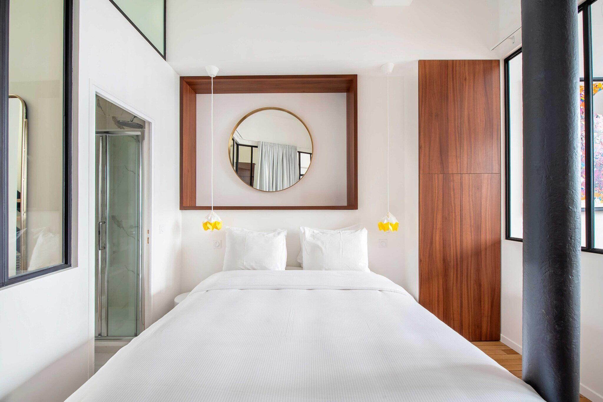 4 slaapkamers, een bureau, een strijkplank/strijkijzer, reisbedje