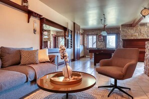 Una Smart TV, una chimenea