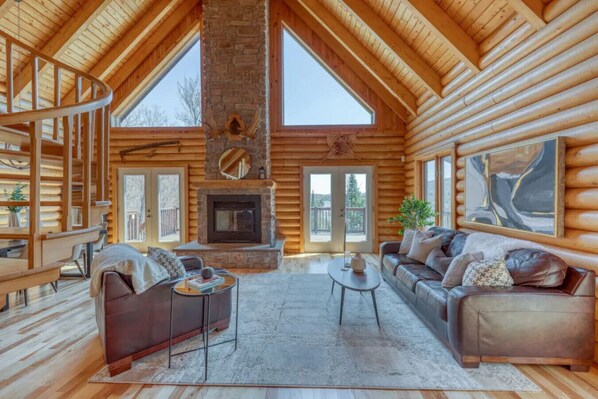 Una Smart TV, una chimenea