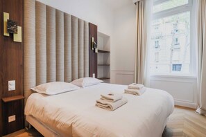 2 quartos, escrivaninha, ferros/tábuas de passar roupa