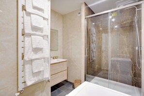 Haartrockner, Handtücher, Shampoo