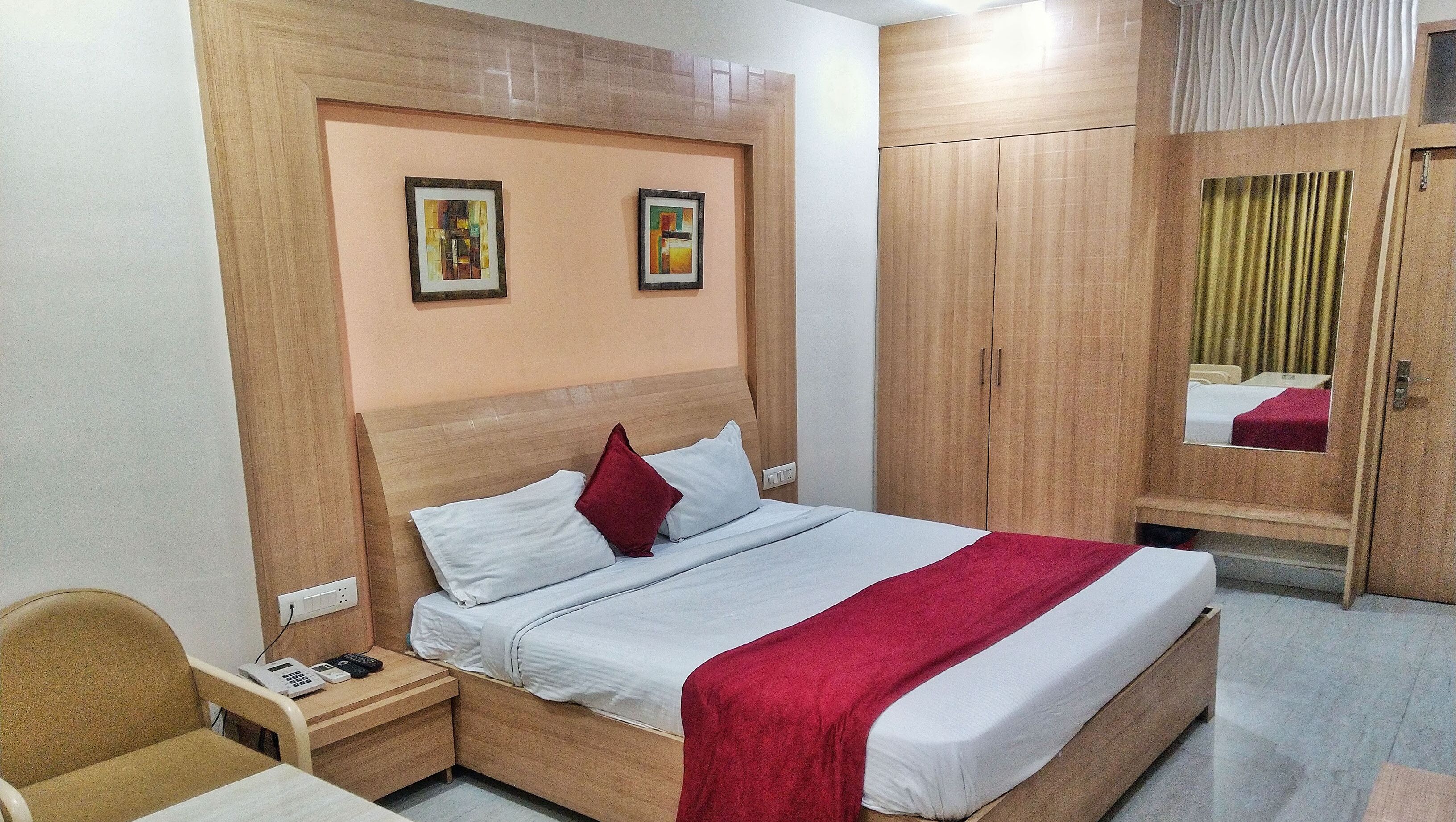 Habitación de lujo doble, baño privado | Escritorio y espacio para trabajar con un portátil