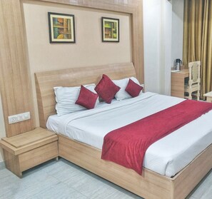 Luxury Double Room, Private Bathroom | Desk, laptop workspace, soundproofing, free WiFi