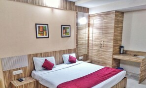 Luxury Double Room, Private Bathroom | Desk, laptop workspace, soundproofing, free WiFi