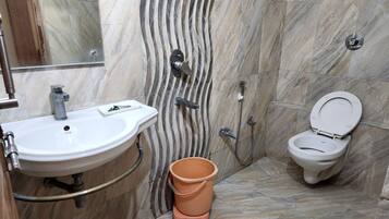 Luxury Double Room, Private Bathroom | Bathroom | Shower, towels, soap, shampoo