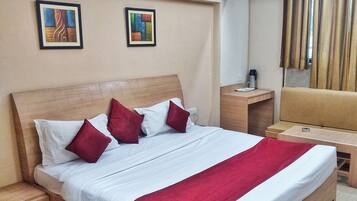 Luxury Double Room, Private Bathroom | Desk, laptop workspace, soundproofing, free WiFi