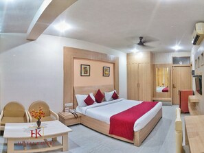 Luxury Double Room, Private Bathroom | Desk, laptop workspace, soundproofing, free WiFi