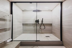 Douche, séchoir à cheveux, serviettes fournies