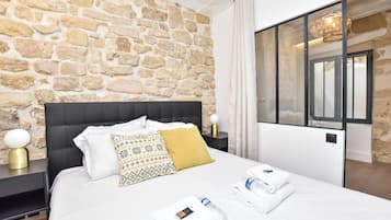 Bureau, lit parapluie, Wi-Fi gratuit, draps fournis