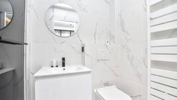 Douche, sèche-cheveux, serviettes fournies