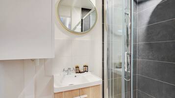 Een douche, een haardroger, handdoeken