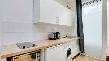 Réfrigérateur, micro-ondes, plaque de cuisson, cafetiÚre/bouilloire