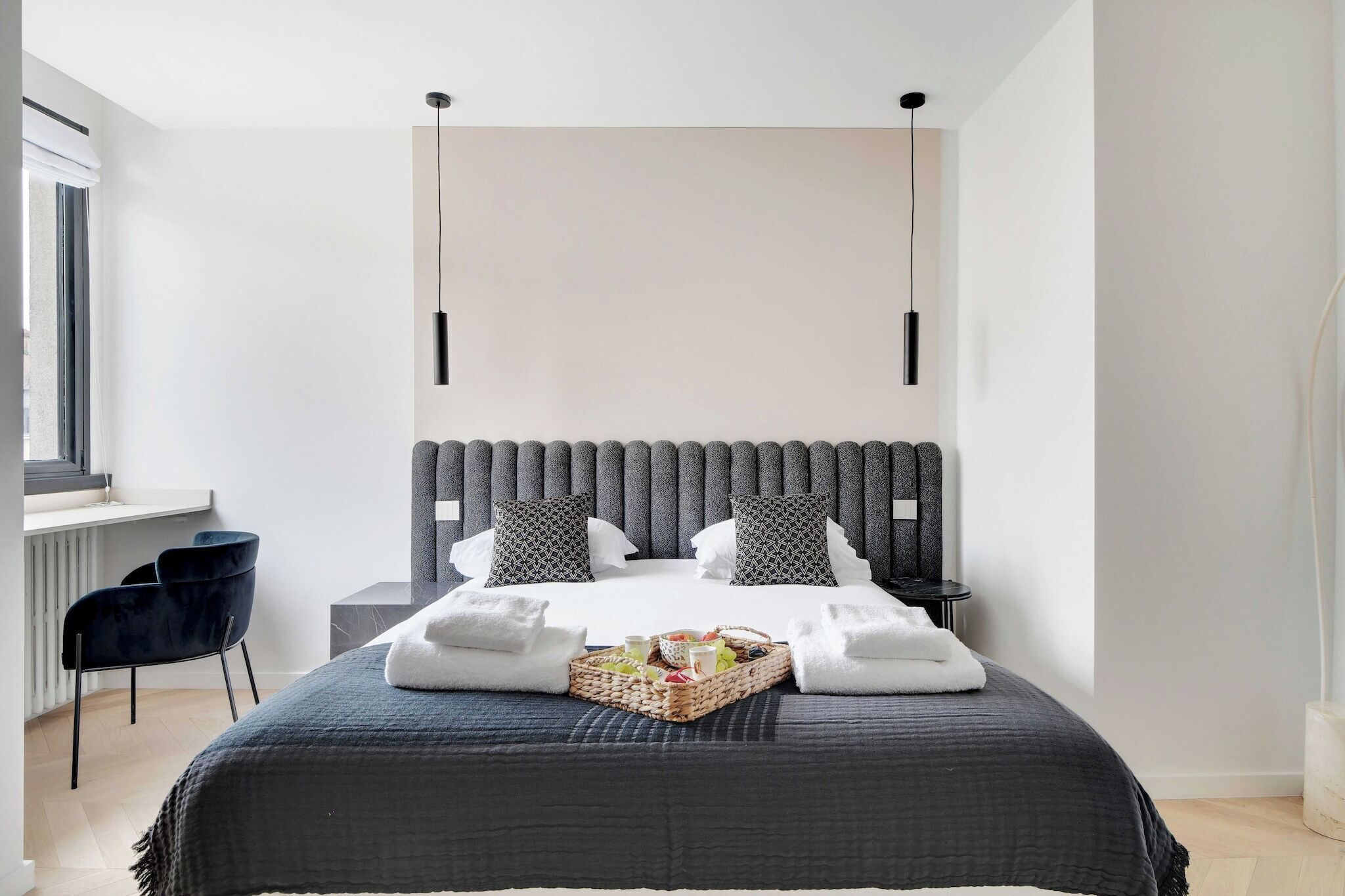 2 habitaciones, escritorio y tabla de planchar con plancha 