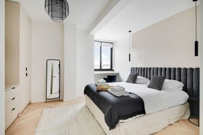 2 slaapkamers, een bureau, een strijkplank/strijkijzer, reisbedje