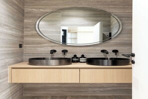 Dusch, hårtork, handdukar och schampo