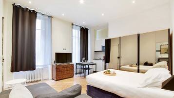 Una scrivania, ferro/asse da stiro, Wi-Fi gratuito, lenzuola