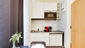 Réfrigérateur, micro-ondes, four, plaque de cuisson