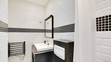 Sèche-cheveux, serviettes fournies