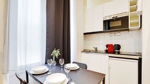 Een moderne keuken met een eethoek.