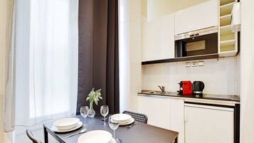 Réfrigérateur, micro-ondes, four, plaque de cuisson