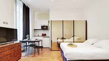 Bureau, fer et planche à repasser, Wi-Fi gratuit, draps fournis