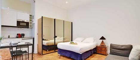 Schreibtisch, Bügeleisen/Bügelbrett, kostenloses WLAN, Bettwäsche