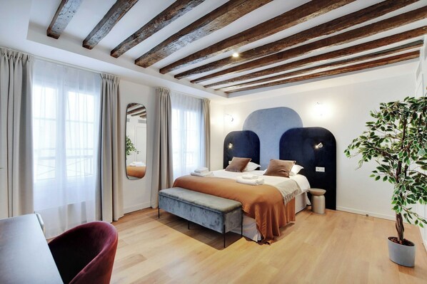 3 bedrooms, desk, iron/ironing board, free WiFi