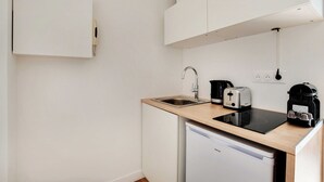 Kaffetrakter/tekoker, kjøleskap, mikrobølgeovn og kokeplater