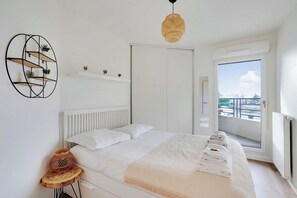 3 quartos, escrivaninha, ferros/tábuas de passar roupa, berço de viagem