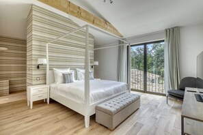 5 bedrooms, desk, iron/ironing board, free WiFi