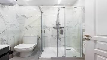 Douche, sèche-cheveux, serviettes fournies