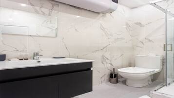 Douche, sèche-cheveux, serviettes fournies