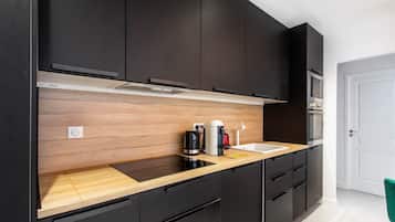 Réfrigérateur, micro-ondes, plaque de cuisson, cafetière/bouilloire