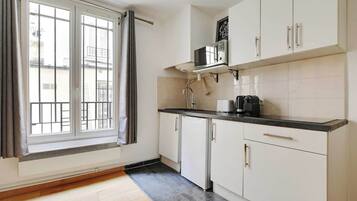 Fridge, microwave, stovetop, coffee/tea maker