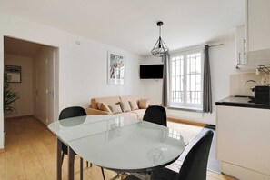 Interior - Urban Chic Apartment in Central Paris (Paris)