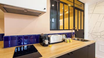 Een koelkast, een oven, een kookplaat, een vaatwasser