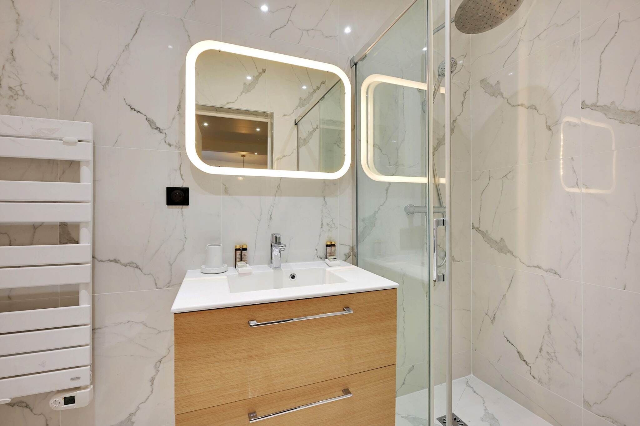 Shower, hair dryer, towels